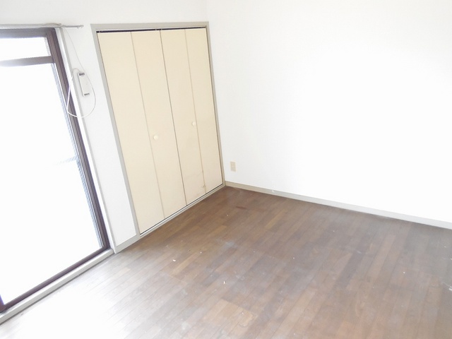 Living and room. 7 Pledge of Western-style