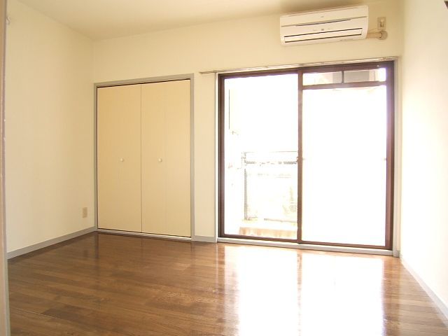 Living and room. Well per day Bright room