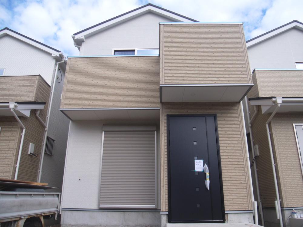 Local photos, including front road. Local appearance photo