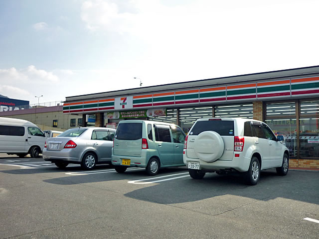 Convenience store. 550m to Seven-Eleven (convenience store)