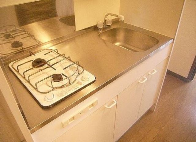 Kitchen. 2-neck is with a stove