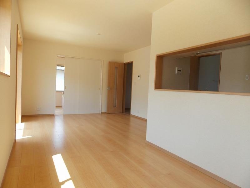 Same specifications photos (living). In front of the kitchen to the dining space, And its next to the living space, Becoming made to capitalize a space without waste good (^_^) /