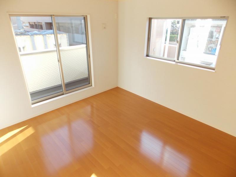 Same specifications photos (Other introspection). Western is. Since it is a two-sided lighting, 'm Bright and airy also good (^ _ ^) v