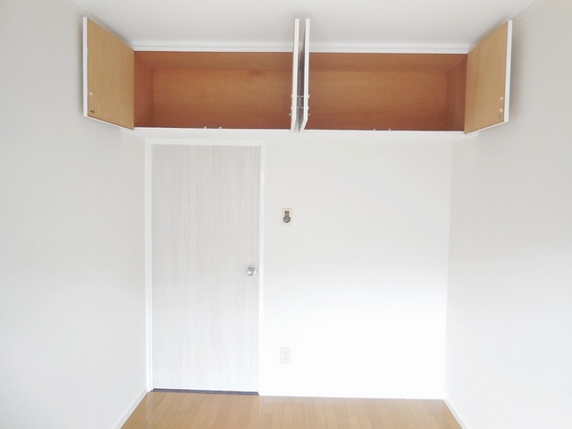 Other room space. Upper receiving