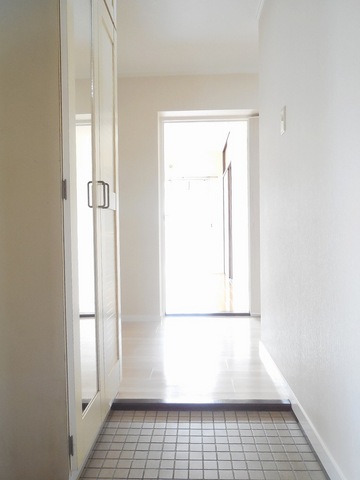 Other room space. Entrance is also bright