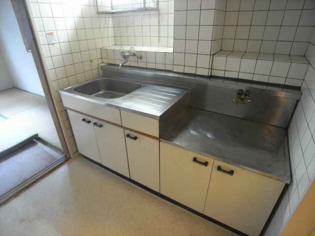 Kitchen. ※ Photograph is of a different type of room