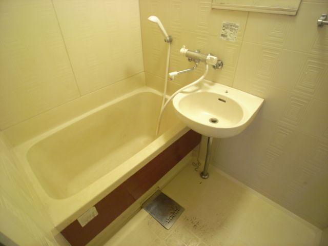 Bath. ※ Photograph is of a different type of room