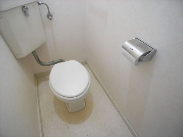 Toilet. ※ Photograph is of a different type of room