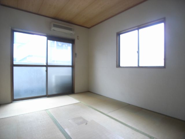 Living and room. ※ Photograph is of a different type of room