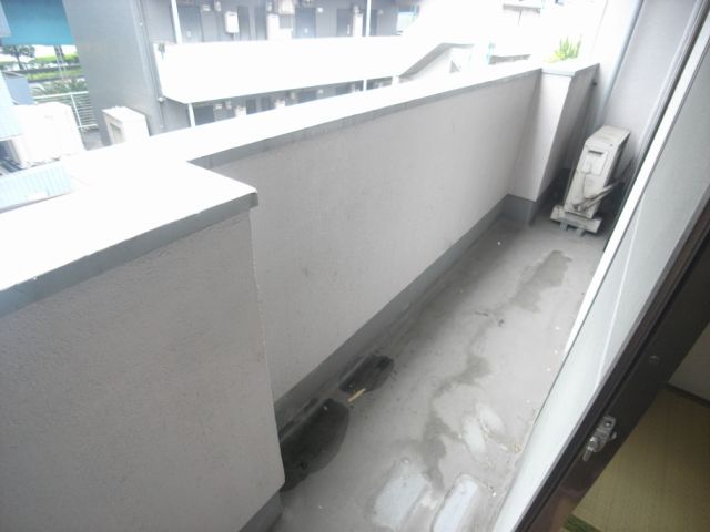 Balcony. ※ Photograph is of a different type of room