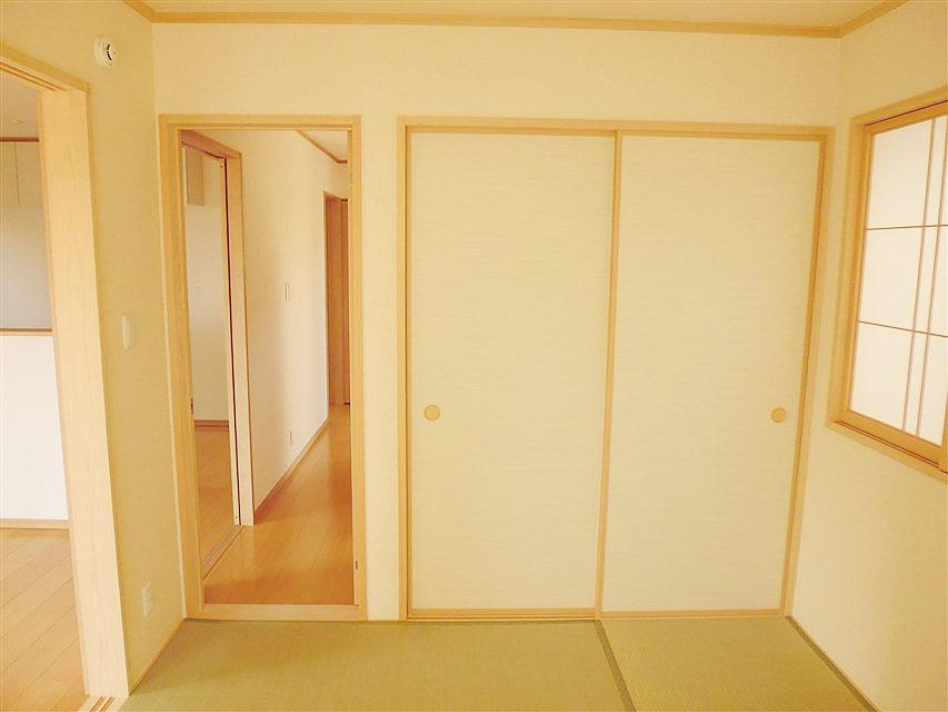 Non-living room. Brightness over have Japanese-style room