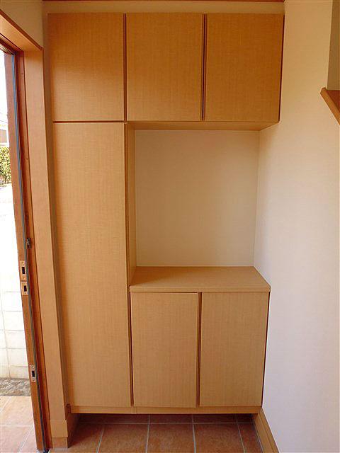 Entrance. Entrance shoe box