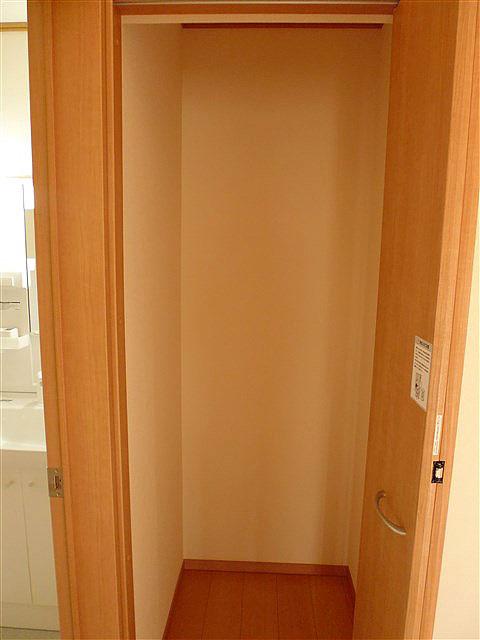 Receipt. Convenient entrance next to the storage space