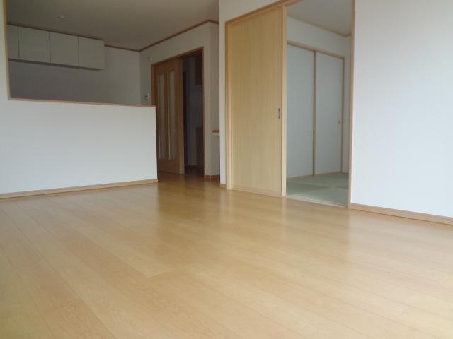 Living. Spacious living room has a window to the southwest, Lighting ◎