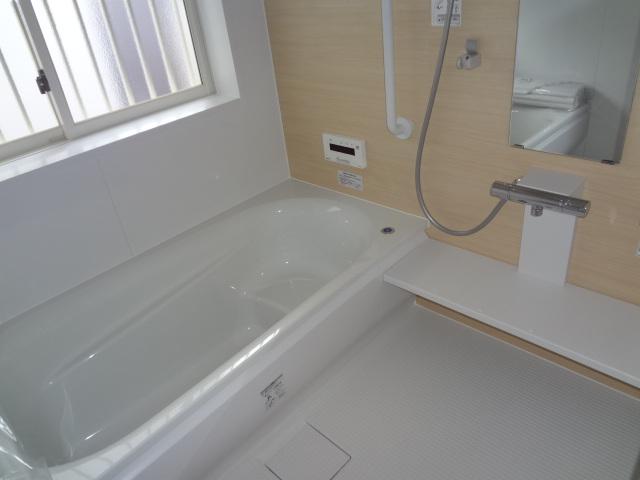 Bathroom. Large windows in the bathroom!