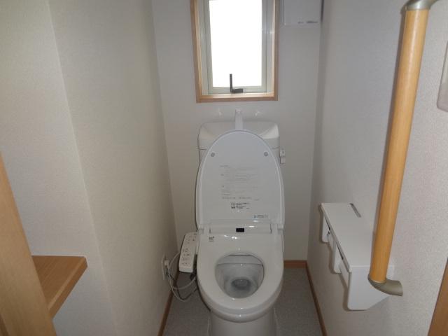 Toilet. Handrail with restroom There is also a shelf in the toilet ☆