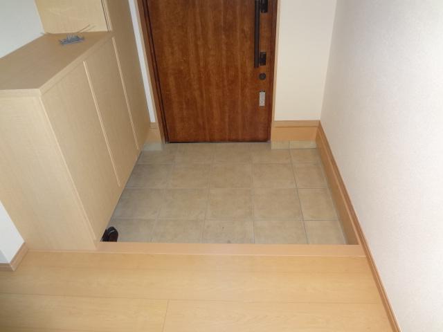 Entrance. Entrance is also widely, Shoes closet is also enhanced.