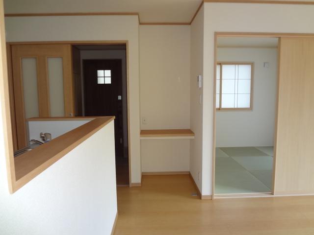 Living. Living in front on entrance. It attracts nature and family.