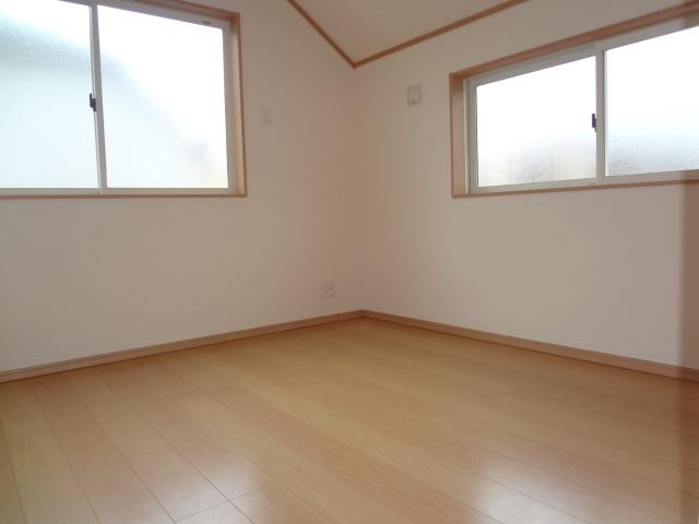 Non-living room. Brightness preeminent in the second floor Western-style two-sided lighting!