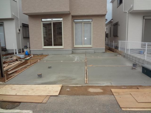 Parking lot. It will be parked two cars in parallel to the front of the house! Up to a little garden in the parking lot next to! !