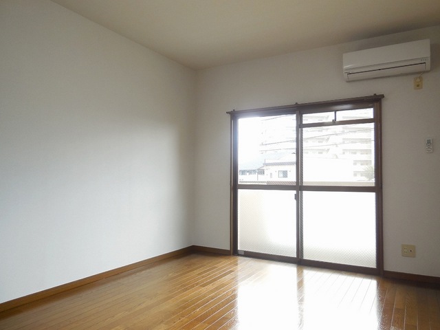 Other room space. Bright Western-style