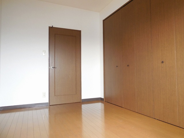 Living and room. The bedroom is quiet