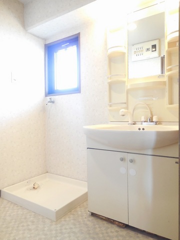 Other room space. Wash dressing room With window