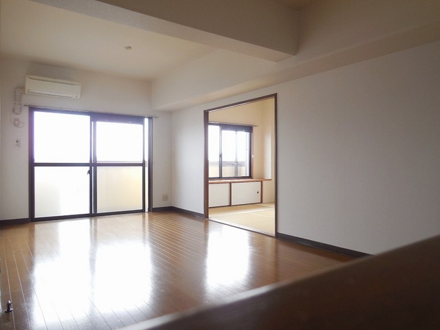 Living and room. From counter kitchen