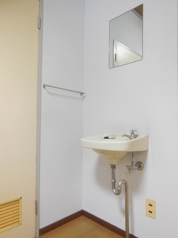 Other room space. Hand-wash facilities