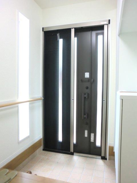 Entrance. Parents and children door, Screen door is also standard.