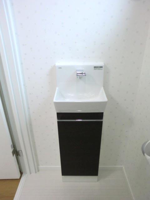 Toilet. Also it comes with a wash-basin