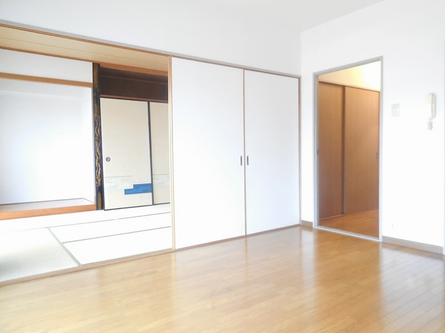 Living and room. Day is good