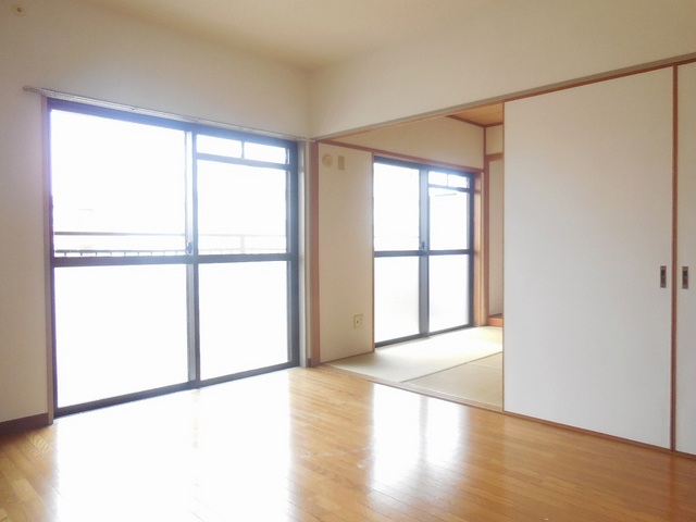 Living and room. Spacious living room