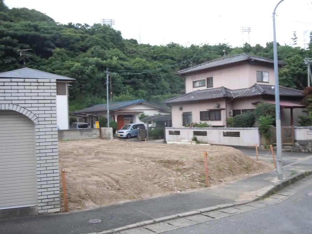 Local photos, including front road. The surroundings are lush environment !!