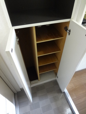 Entrance. Entrance storage