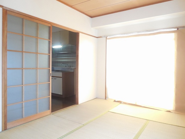 Living and room. Day is also good