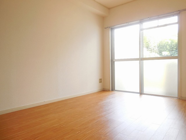 Living and room. There is also a Western-style