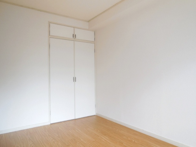 Living and room. Western-style white was the keynote