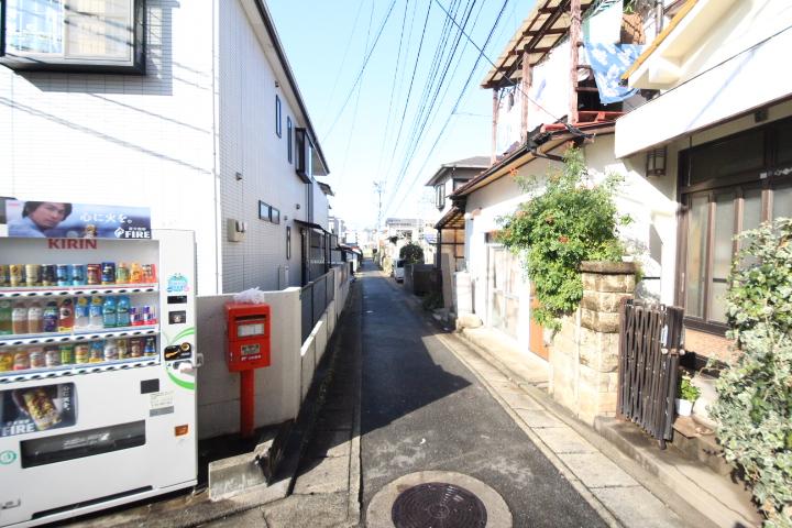 Local photos, including front road. Local (12 May 2013) Shooting.