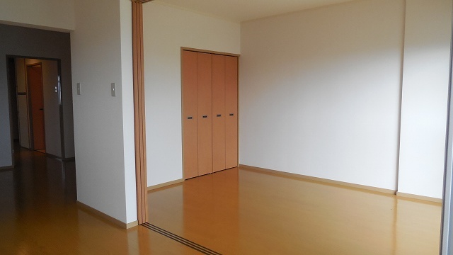 Living and room. If you open the door 18 Pledge to the large living