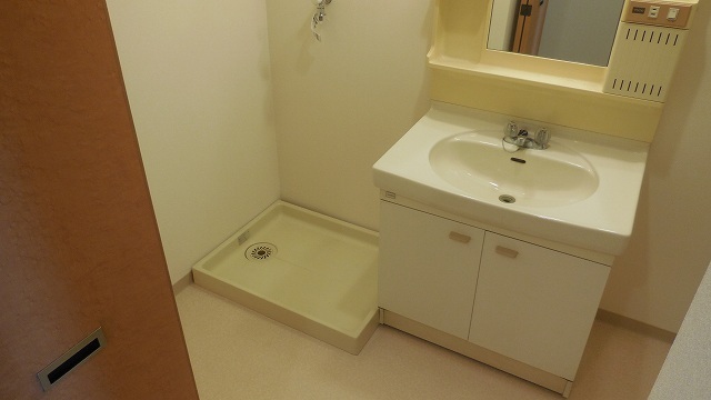 Other room space. Wash dressing room is independent