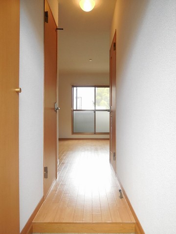 Other room space. Teru' to the door