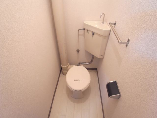 Toilet. Toilet.
