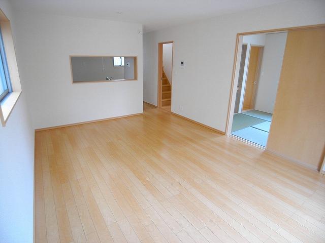 Living.  [The photograph is a property of the same manufacturer and construction] Living 16.75 Pledge. The next room has become of 6 tatami Japanese-style room (^ - ^) / .