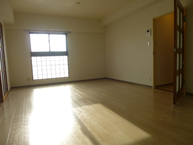Living and room. Spacious LDK!