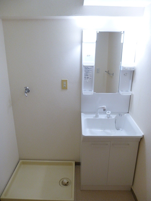 Washroom. Independent wash basin, Washing machine in the room!