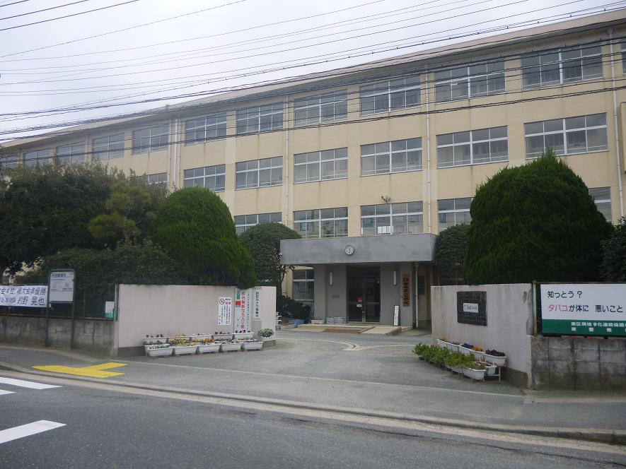 Junior high school. 1500m to Kashii the second junior high school (junior high school)