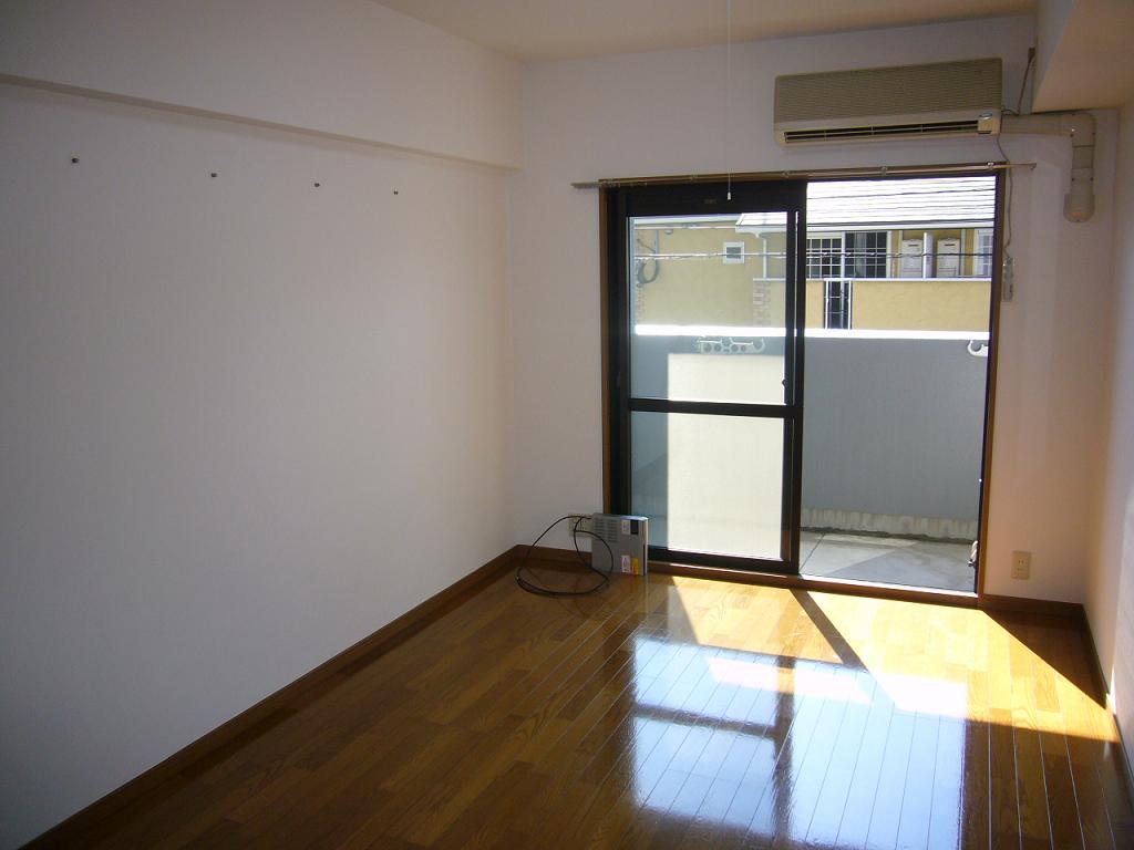 Other room space. Sunny! !