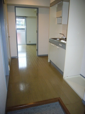 Entrance. Wide corridor! 