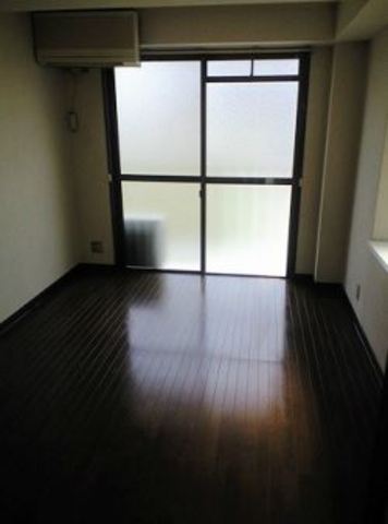 Living and room. Flooring It is air-conditioned